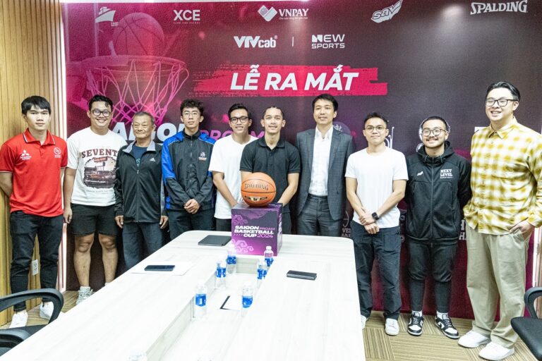 Đại diện các đội bóng cùng BTC tham gia lễ ra mắt Giải Cúp Bóng rổ các CLB không chuyên Sài Gòn Mùa 2 Năm 2024